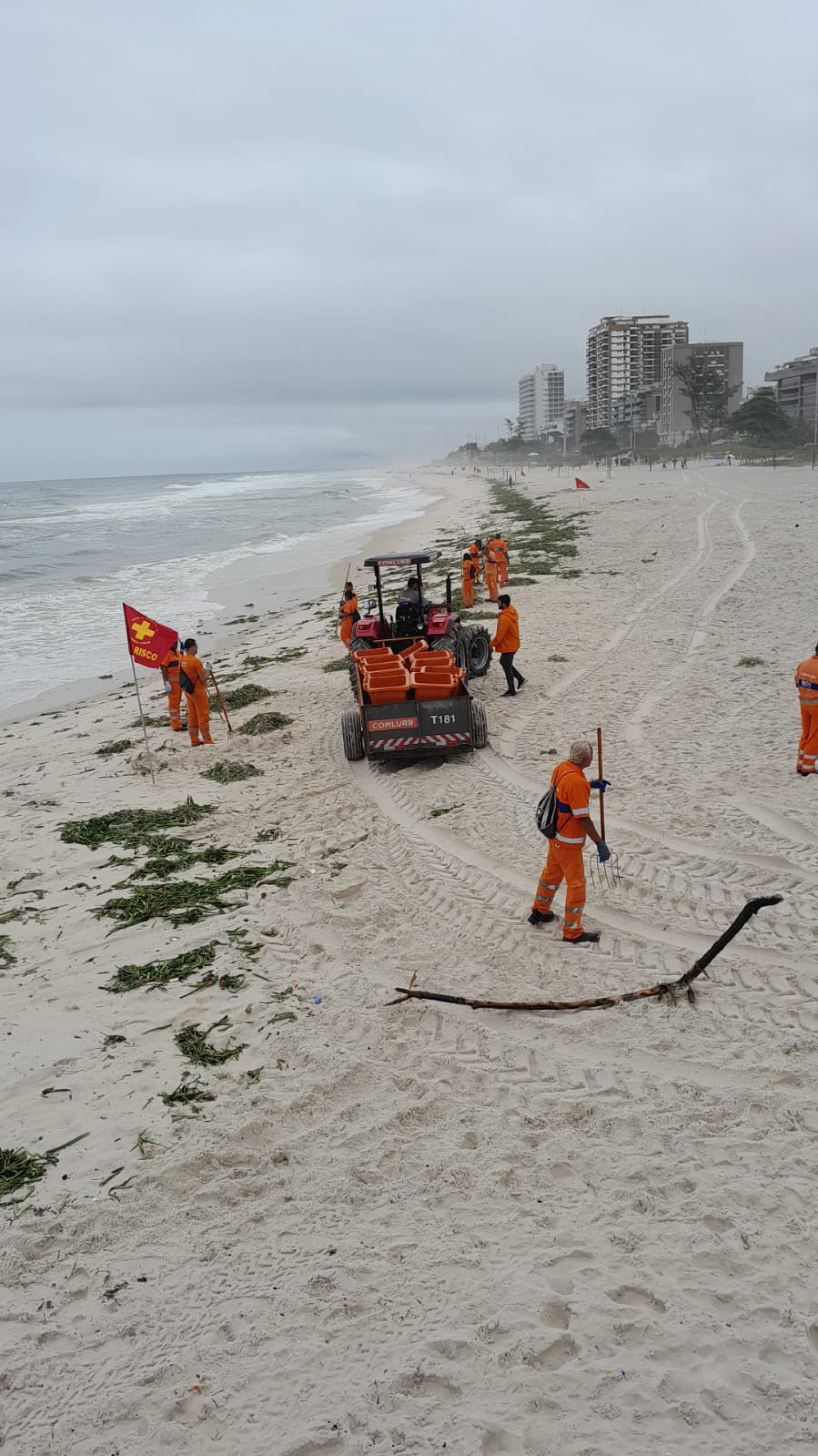 A&ccedil;&atilde;o contou com cerca de 70 garis e o apoio de duas p&aacute;s carregadeiras, quatro tratores de praia, cinco caminh&otilde;es basculantes e um compactador