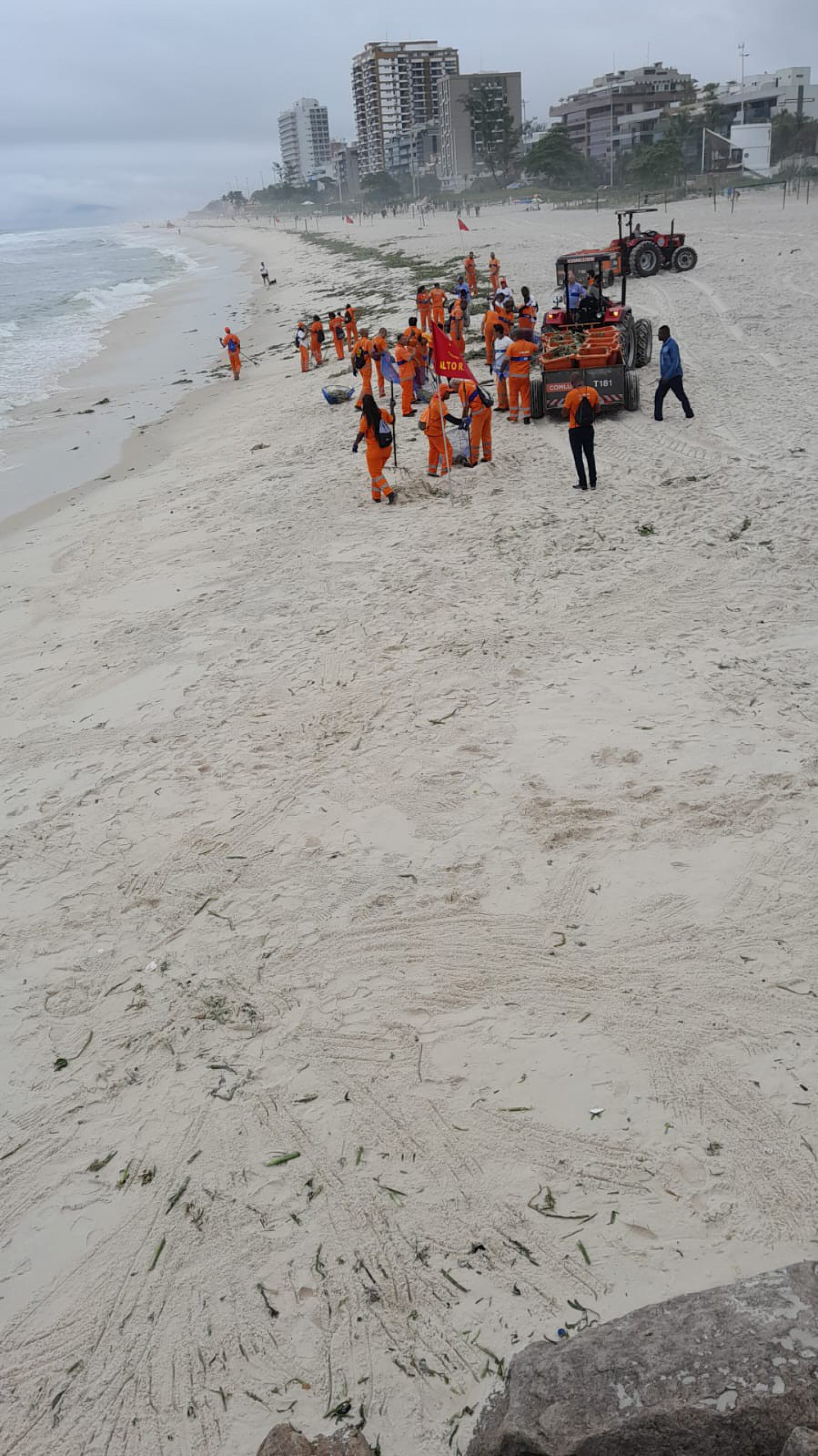 A&ccedil;&atilde;o contou com cerca de 70 garis e o apoio de duas p&aacute;s carregadeiras, quatro tratores de praia, cinco caminh&otilde;es basculantes e um compactador