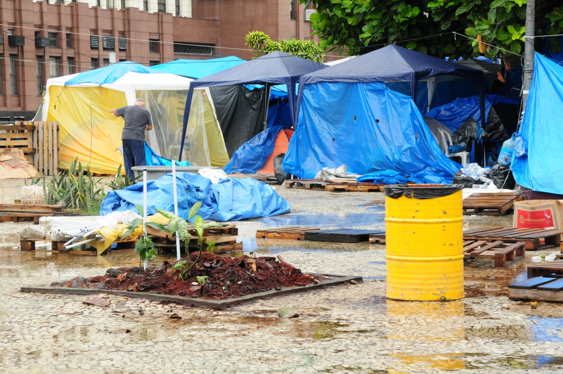 Desmonte do acampamento bolsonarista, na frente do CML -   Estefan Radovicz/ Agência O Dia                                   