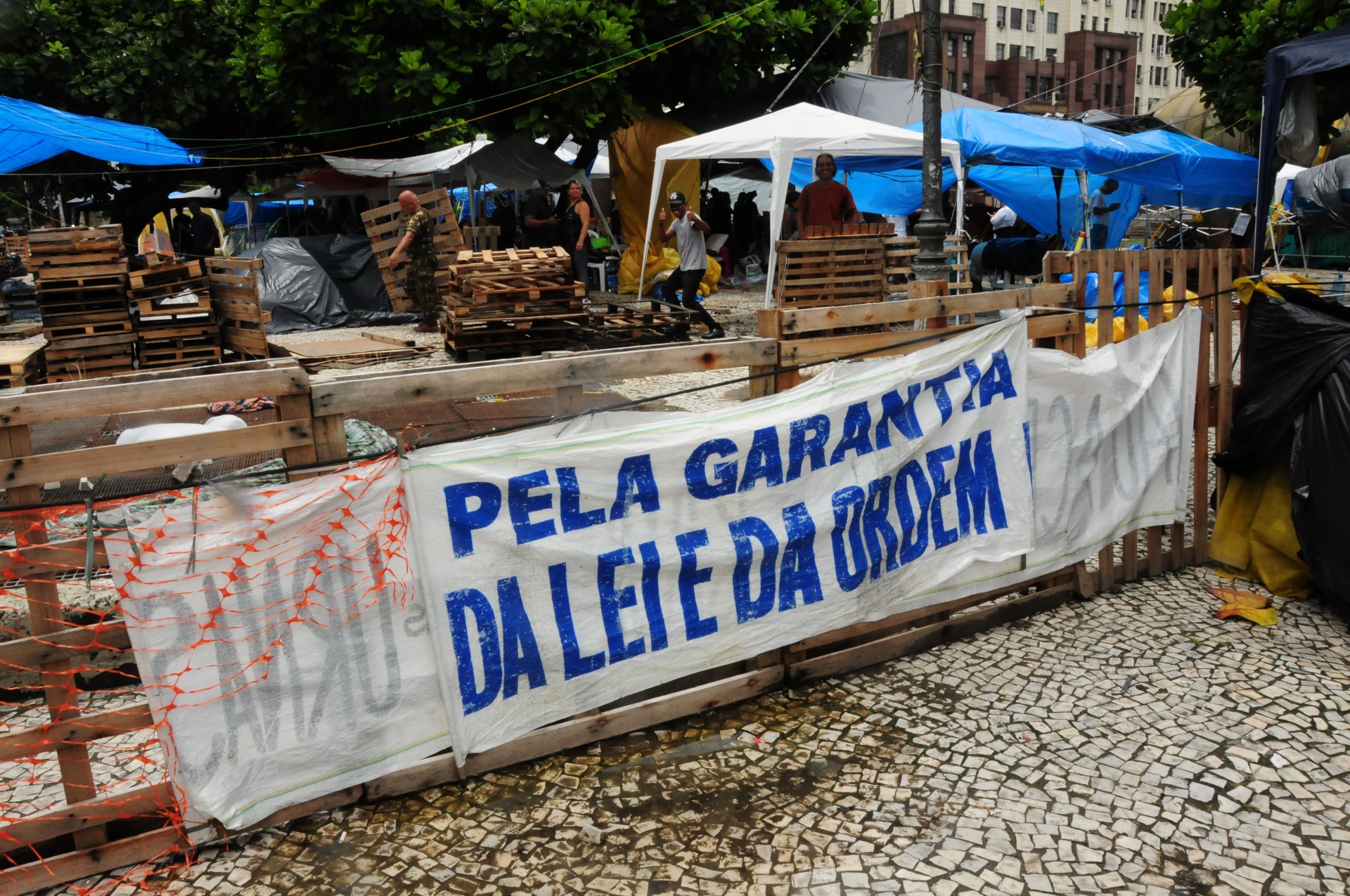 Desmonte do acampamento bolsonarista, na frente do CML. -  Estefan Radovicz/ Agência O Dia                                    
