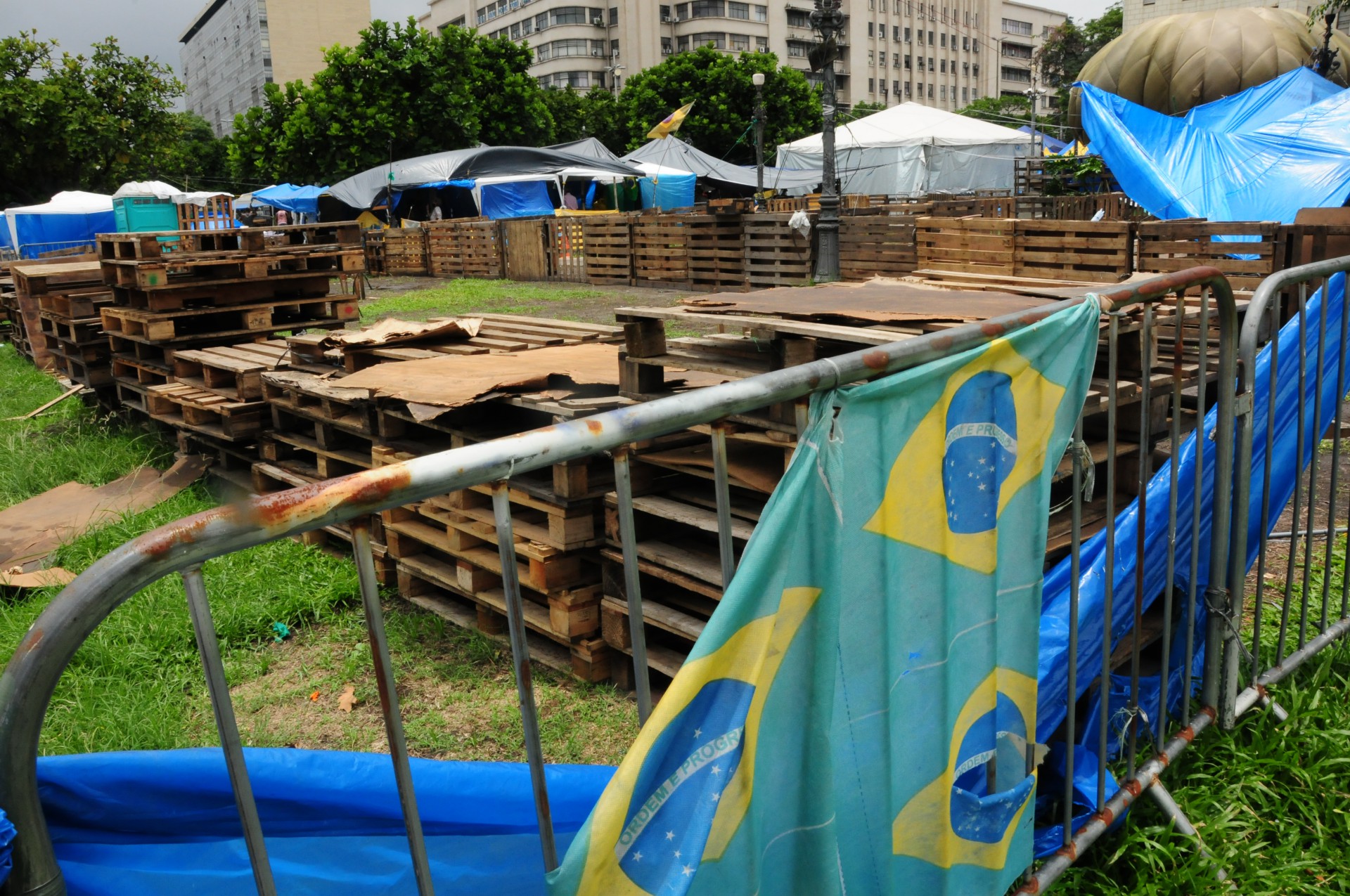 Desmonte do acampamento bolsonarista, na frente do CML. - Estefan Radovicz/ Agência O Dia                                     
