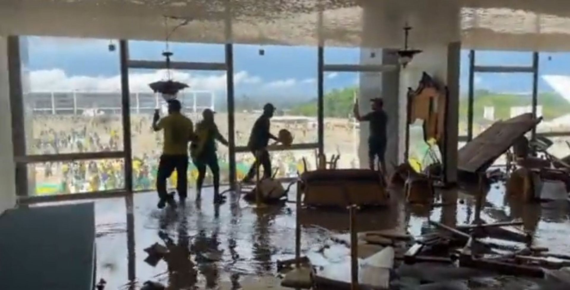 Sal&atilde;o no pr&eacute;dio do STF foi alvo de depreda&ccedil;&atilde;o durante os ataques terroristas - Reprodu&ccedil;&atilde;o / M&iacute;dias Sociais