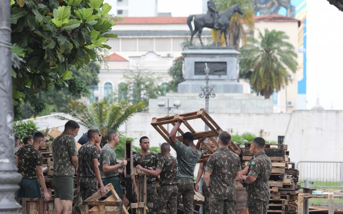 Lixo deixado no acampamento bolsonarista, em frente ao Comando Militar do Leste, na Central do Brasil. Exército estava pela manhã retirando tudo o que restou.  -  Pedro Ivo/ Agência O Dia
