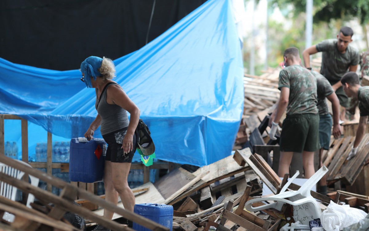 Lixo deixado no acampamento bolsonarista, em frente ao Comando Militar do Leste, na Central do Brasil. Exército estava pela manhã retirando tudo o que restou.  -  Pedro Ivo/ Agência O Dia