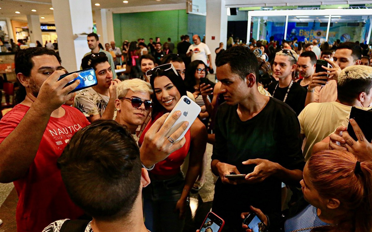 Larissa Tomásia foi tietada por fãs ao visitar a 'Casa de Vidro' do 'BBB 23', no Rio - Fabrício Pioyani / Ag. News