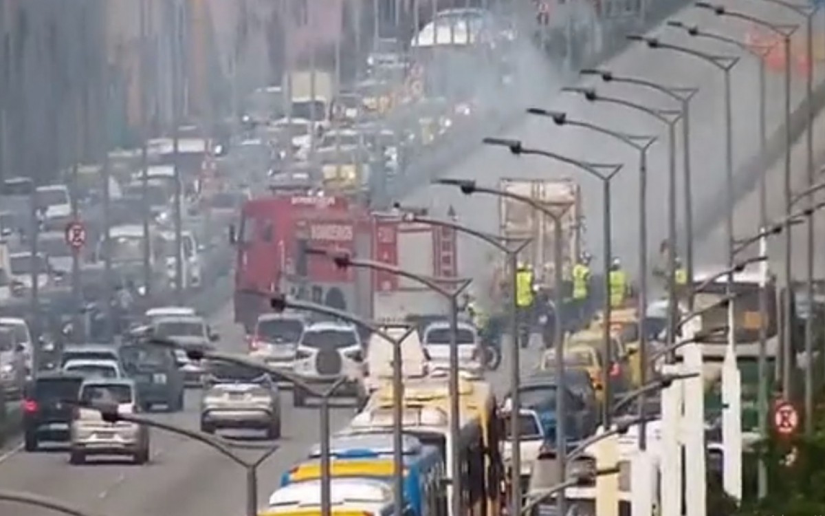 Caminhão pega fogo e provoca o bloqueio da Avenida Rodrigues Alves, no sentido Tùnel Marcelo Alencar, na altura da Avenida Professor Pereira Reis - Reprodução Twitter
