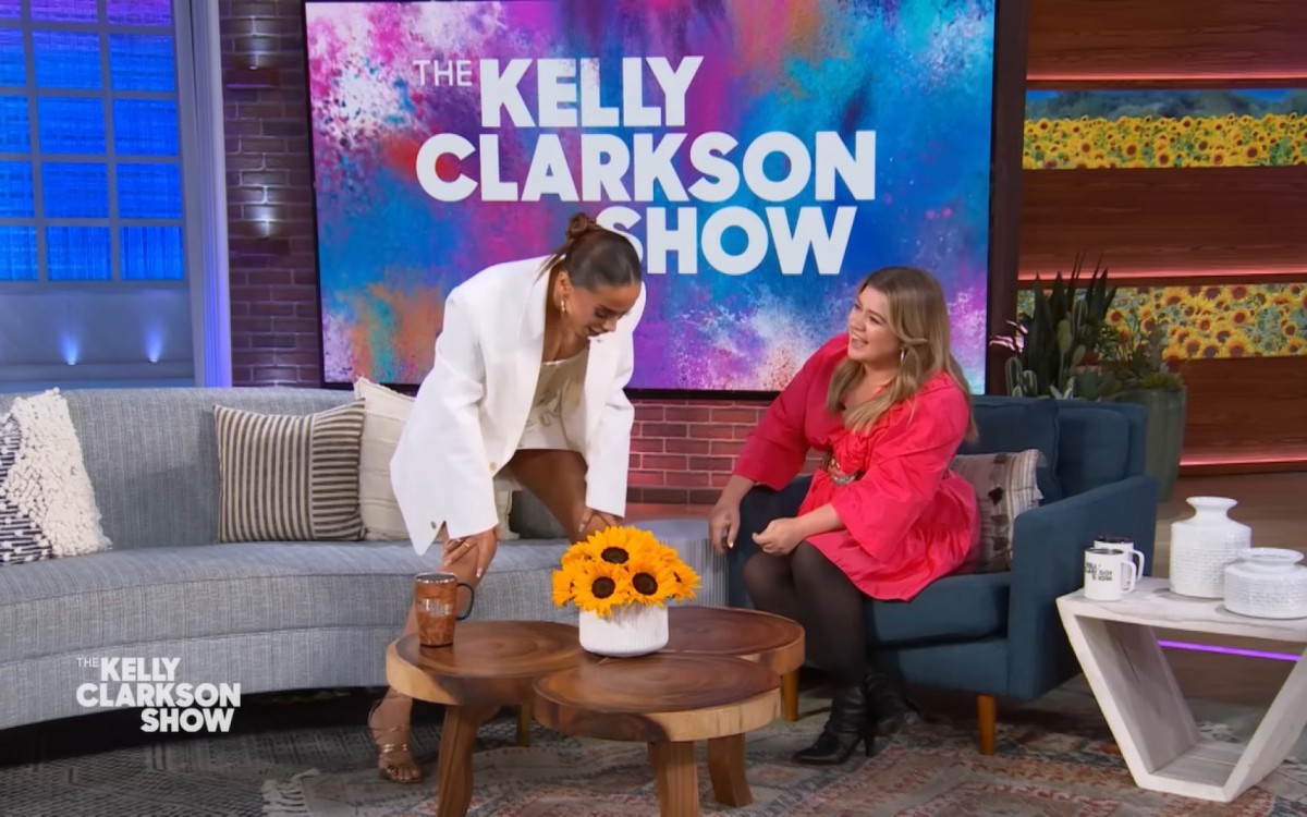 Anitta contou em entrevista ao programa de Kelly Clarkson sobre vez em que fez xixi no braço de desconhecido - Reprodução/NBC