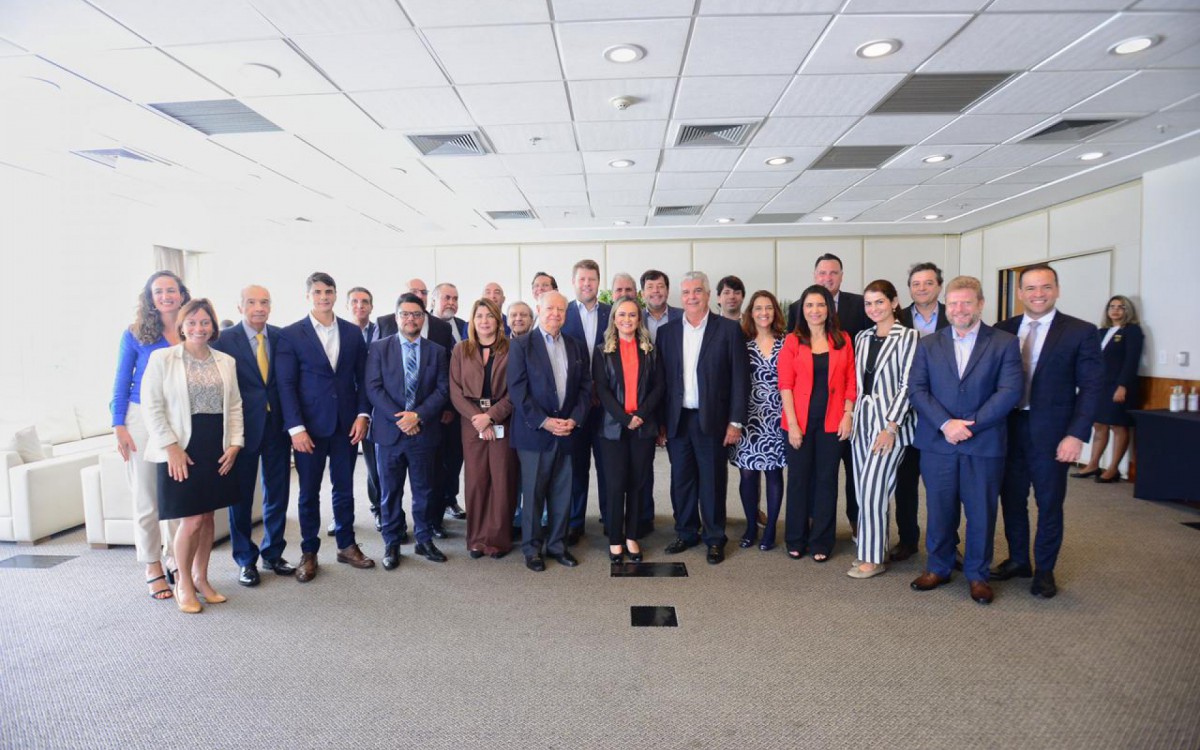 A ministra Daniela Carneiro posa ao lado de representantes dos hot&eacute;is do Rio, al&eacute;m de Alfredo Lopes, presidente do Sindhot&eacute;is; Paulo Michel, presidente da ABIH Rio; Gustavo Tutuca, secret&aacute;rio estadual do Turismo; S&eacute;rgio Ricardo, presidente da TurisRio; C&aacute;ssio Nogueira de Castro, subsecret&aacute;rio de concess&otilde;es e parcerias do Governo do Estado do Rio; e Pedro Guimar&atilde;es, diretor-presidente da Apresenta Rio