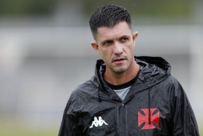 Com passado rubro-negro, Barbieri tenta se livrar de pressão que atrapalhou ex-treinadores para brilhar no Vasco