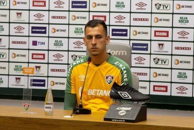 Vitor Eudes é apresentado pelo Fluminense e elogia Fábio: 'Aprender com ele é muito bom'