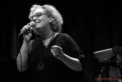 Carioca radicada em Niterói Cacala Carvalho apresenta trabalho solo 