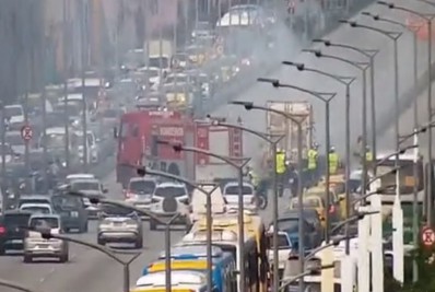 Caminhão pega fogo na Avenida Rodrigues Alves e provoca bloqueio do trânsito na via