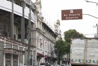 Placa da Avenida Roberto Dinamite é instalada em frente a São Januário