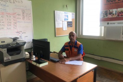 Itabapoana ultrapassa cota de transbordo e ilha famílias, mas Defesa Civil aponta que nível está diminuindo