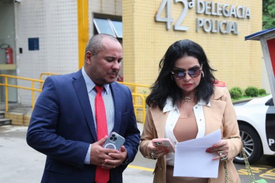 Solange Gomes presta queixa contra Monique Evans em delegacia do Rio após barraco na web