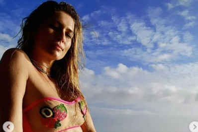 Lívia Andrade sensualiza de biquíni e recebe elogios: 'Maravilhosa'