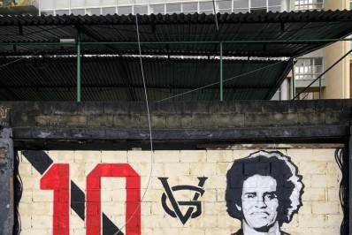 Artistas homenageiam Dinamite em muro de São Januário: 'Sempre foi a maior referência de Vasco'