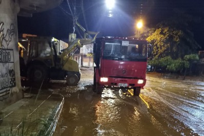 Equipes da prefeitura realizam limpeza e desobstrução de vias