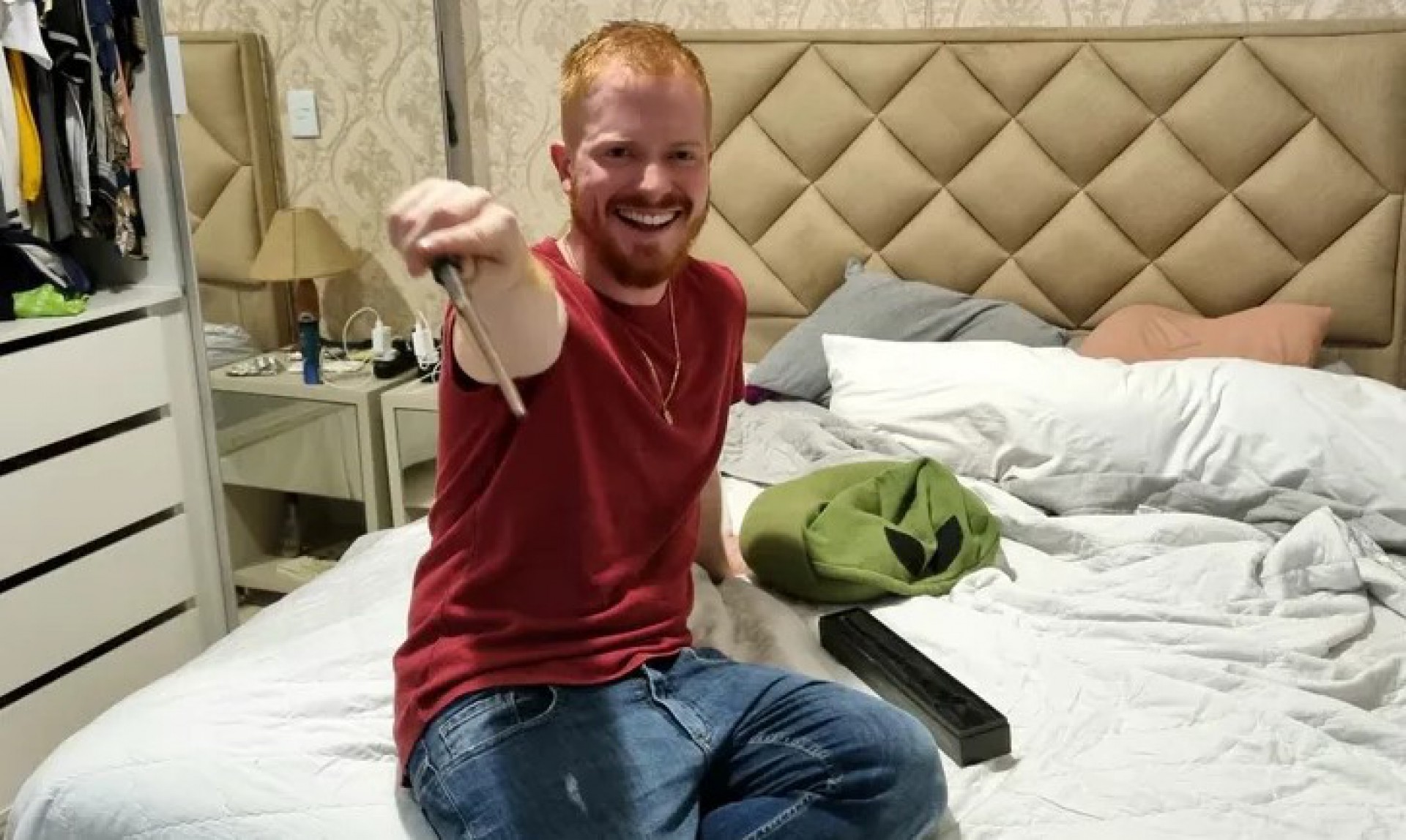 Manoel, da 'Cada de Vidro' do 'BBB 23', está aprendendo a tocar maraca - Juliana Hippertt/gshow