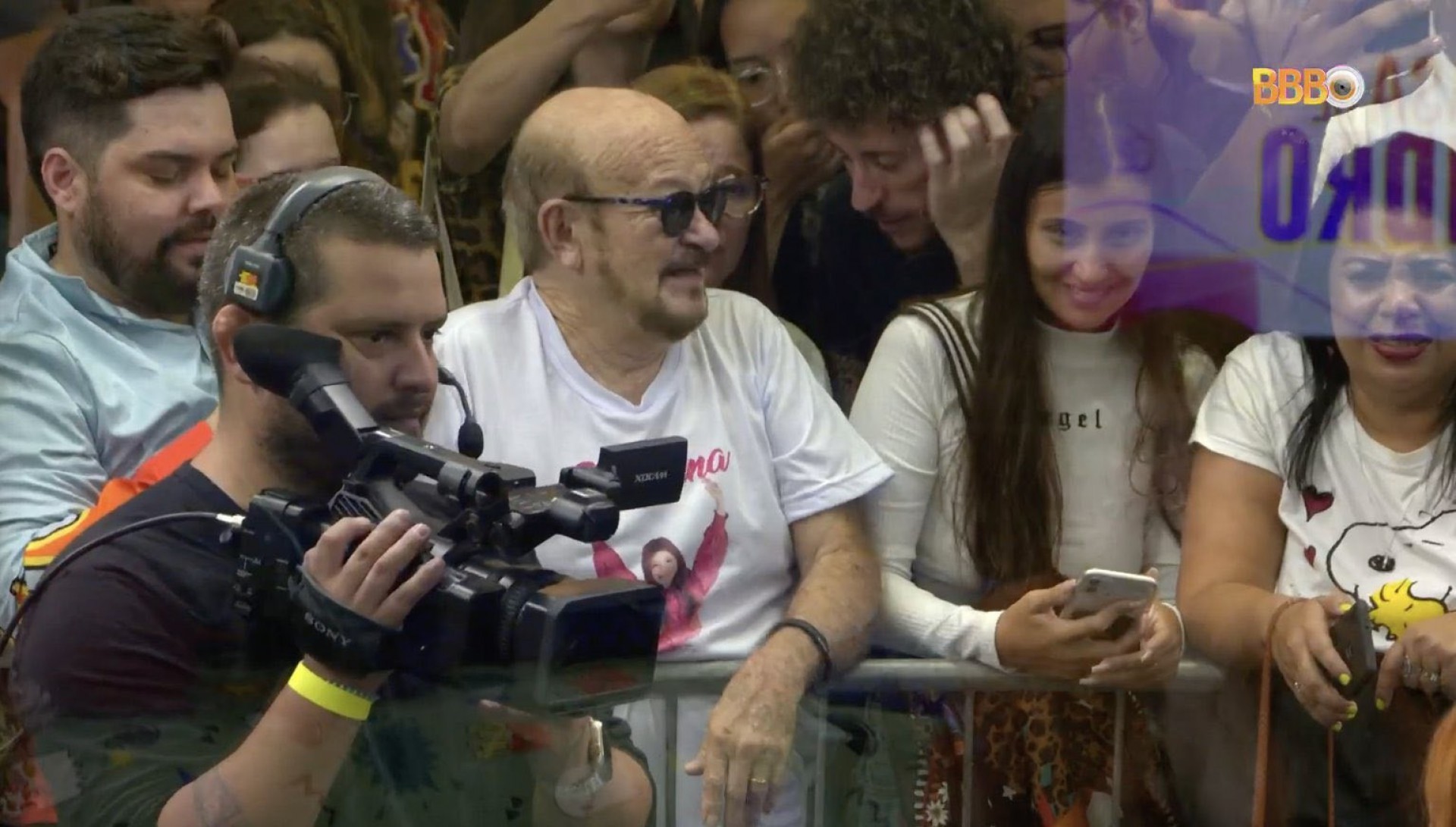 Giovanna, da 'Casa de Vidro', recebe o carinho da família - Reprodução de vídeo