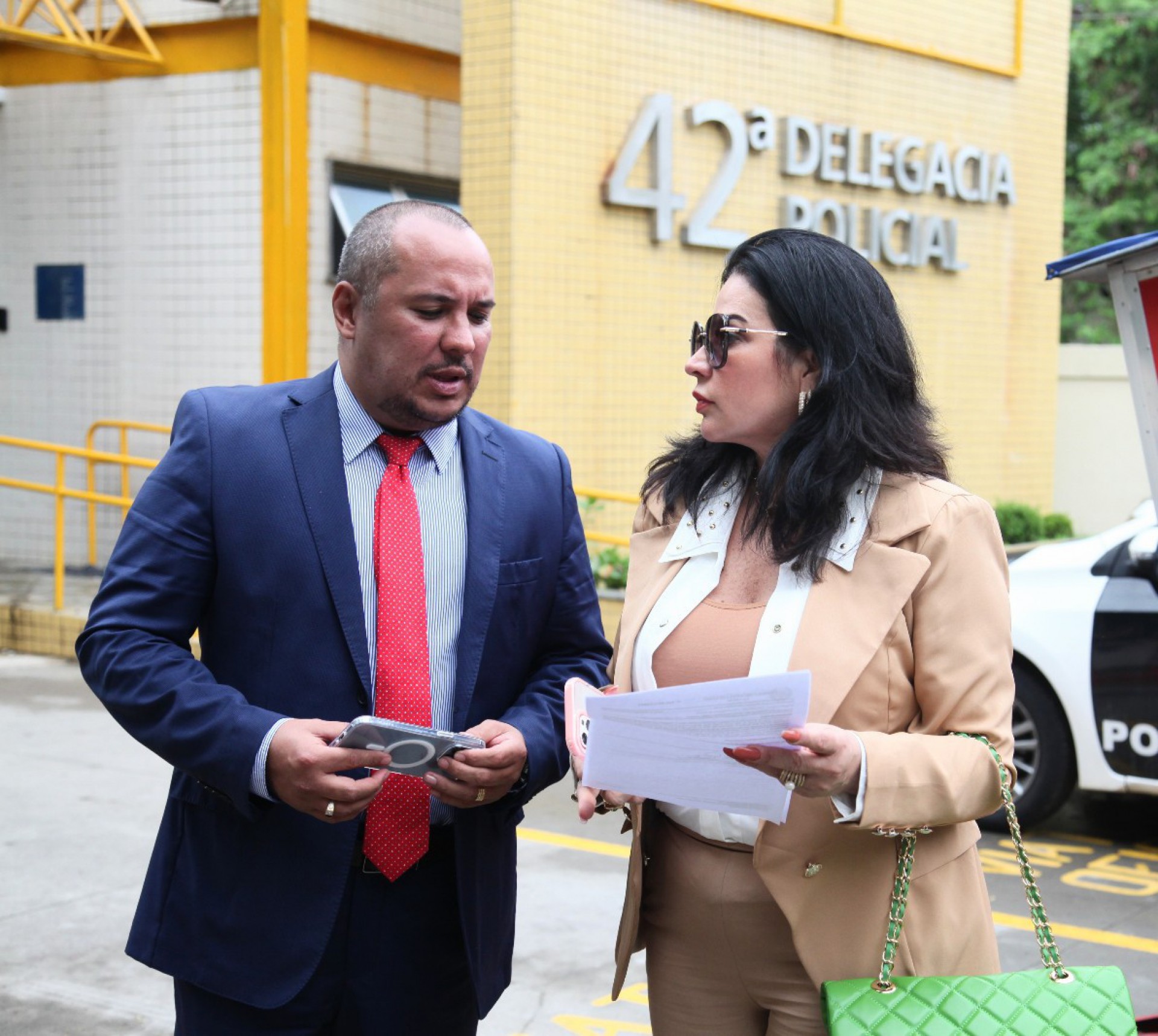 Solange Gomes compareceu a 42° DP, na Zona Oeste do Rio, acompanhada de seu advogado - Adão / Agnews