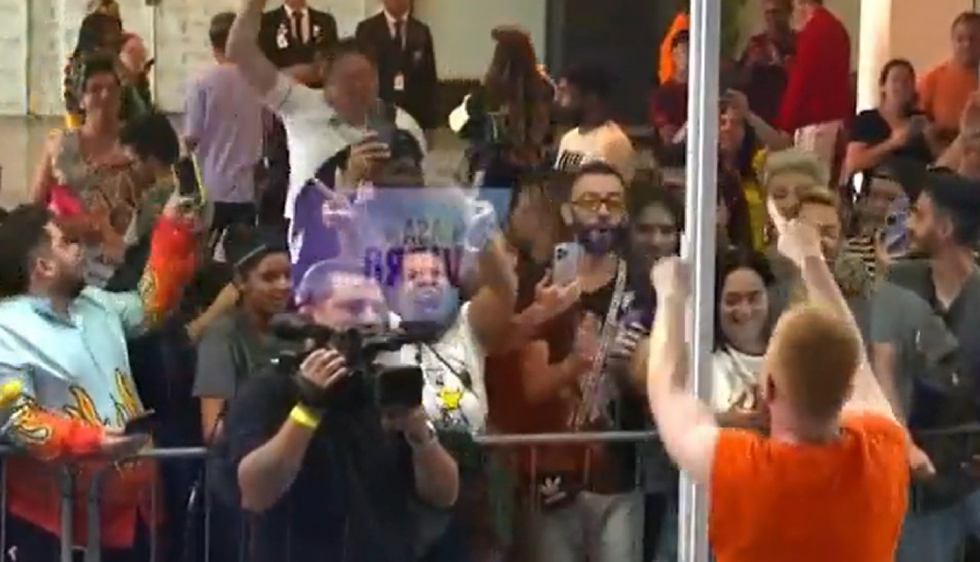 Manoel, da Casa de Vidro, recebe a visita da mãe e do irmão - Reprodução de vídeo