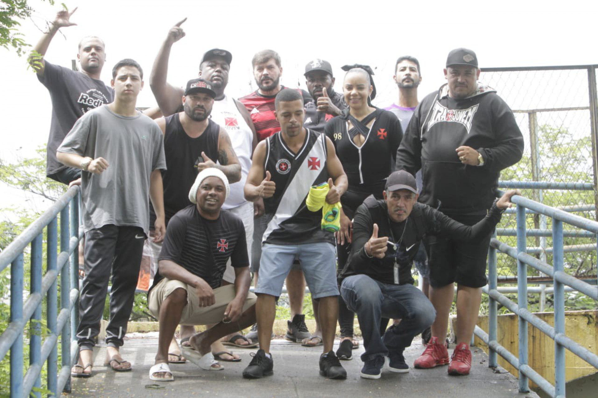 Torcedores se aglomeram na entrada de cemitério de Duque de Caxias, para enterro de Dinamite - Marcos Porto / Agência O Dia