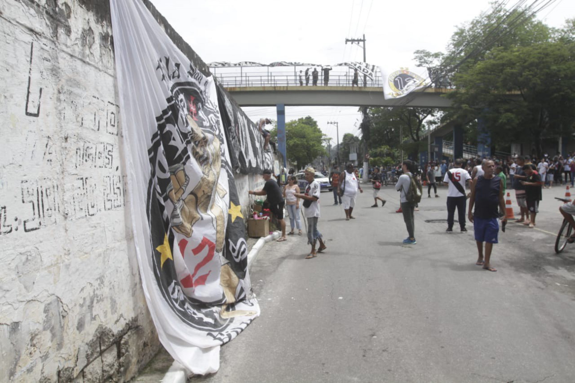 Torcedores se aglomeram na entrada de cemitério de Duque de Caxias, para enterro de Dinamite - Marcos Porto / Agência O Dia