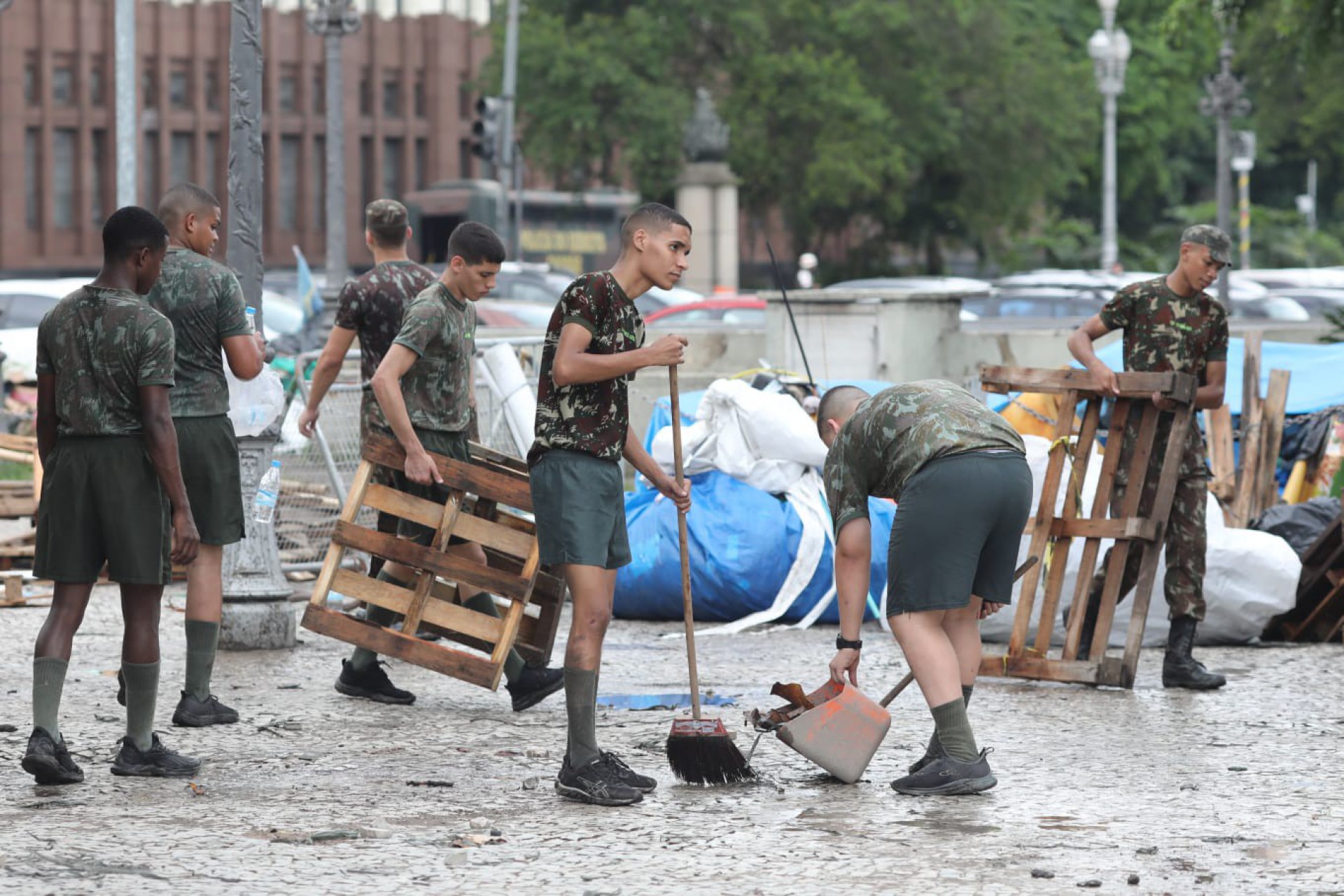 Desmobilização de acampamento bolsonarista na Praça Duque de Caxias deixa rastro de sujeira - Pedro Ivo/Agência O Dia