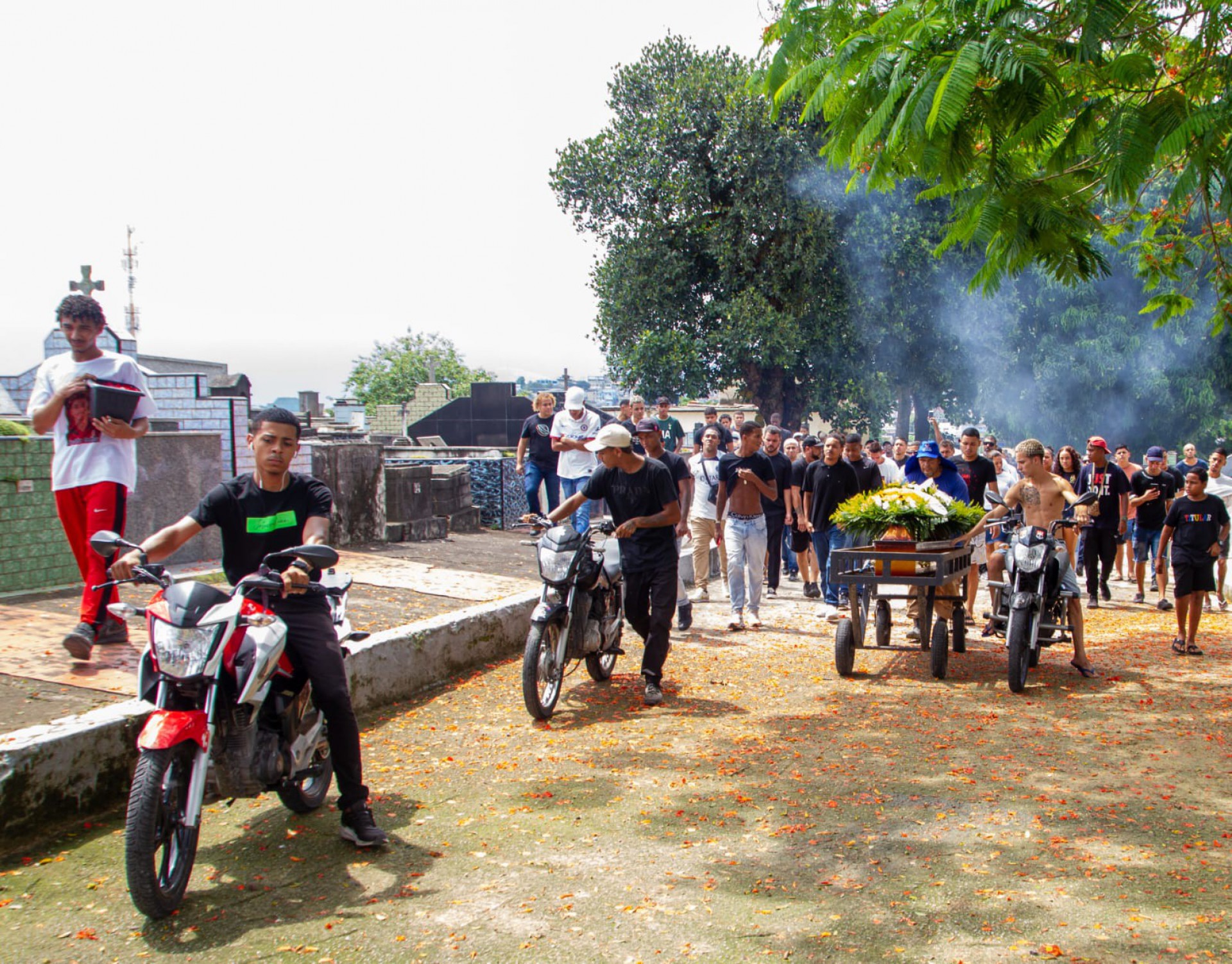Sepultamento de Ryan Nascimento, 18 anos, no Cemitério de Ricardo de Albuquerque, na Zona Norte do Rio - Érica Martin/ Agência O Dia