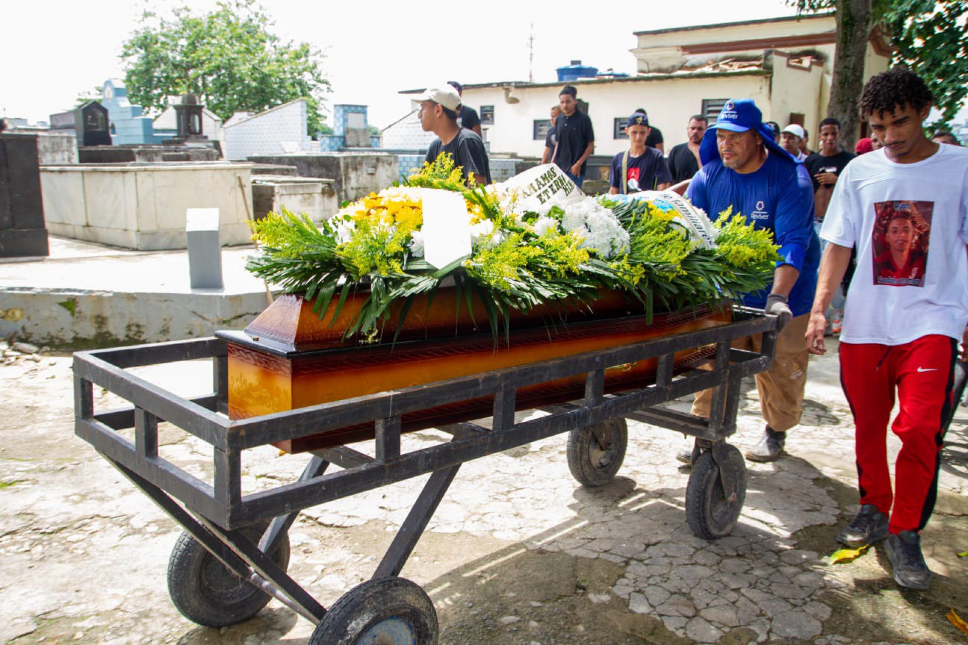 Sepultamento de Ryan Nascimento, 18 anos, no Cemitério de Ricardo de Albuquerque, na Zona Norte do Rio - Érica Martin/ Agência O Dia