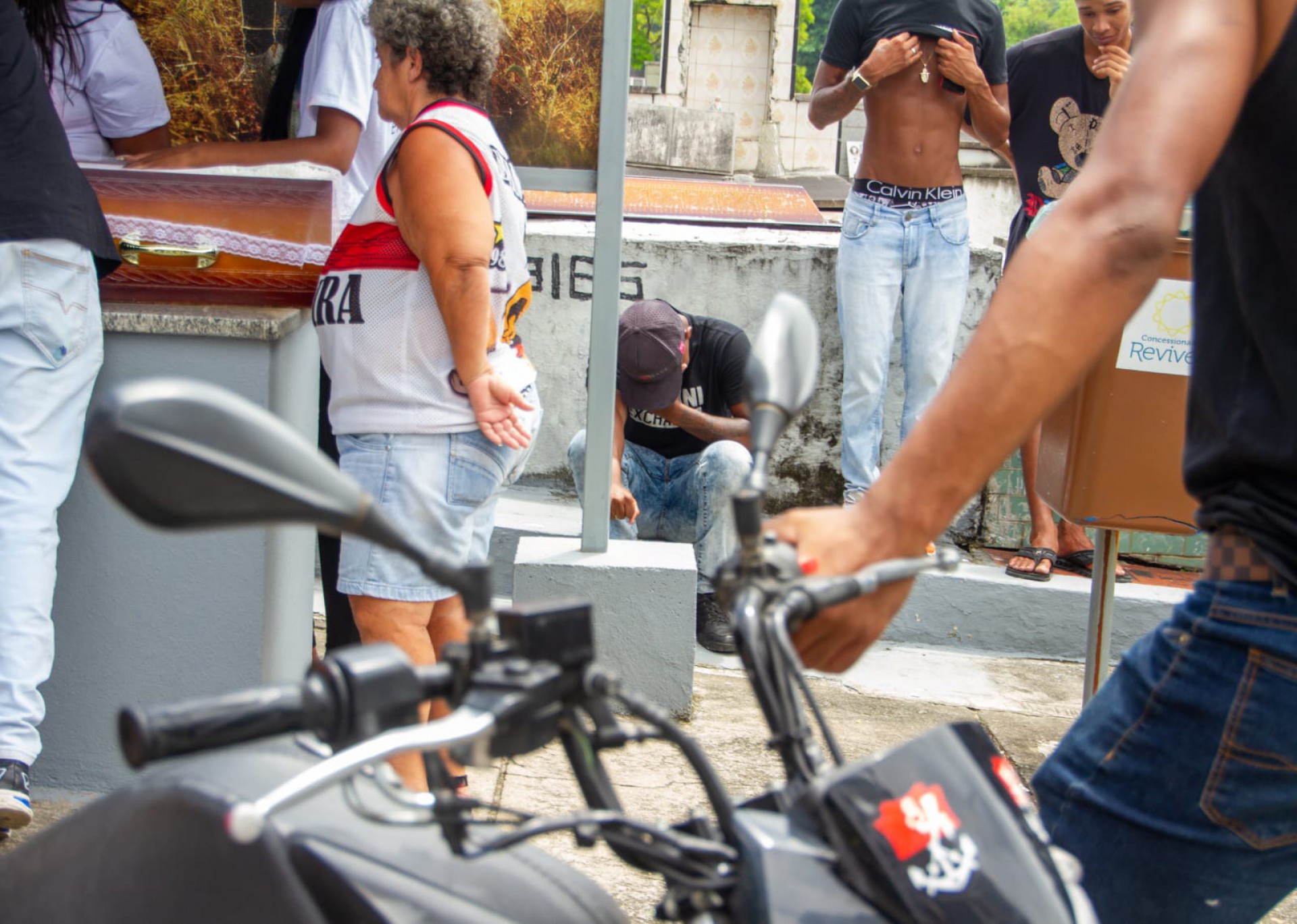 Sepultamento de Ryan Nascimento, 18 anos, no Cemitério de Ricardo de Albuquerque, na Zona Norte do Rio - Érica Martin/ Agência O Dia