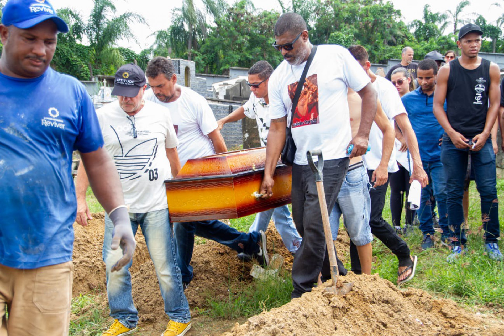 Sepultamento de Ryan Nascimento, 18 anos, no Cemitério de Ricardo de Albuquerque, na Zona Norte do Rio - Érica Martin/ Agência O Dia