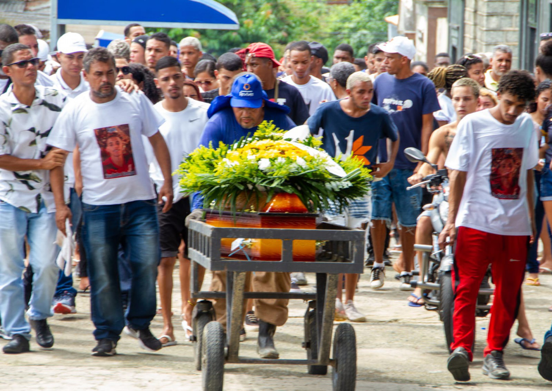 Sepultamento de Ryan Nascimento, 18 anos, no Cemitério de Ricardo de Albuquerque, na Zona Norte do Rio - Érica Martin/ Agência O Dia