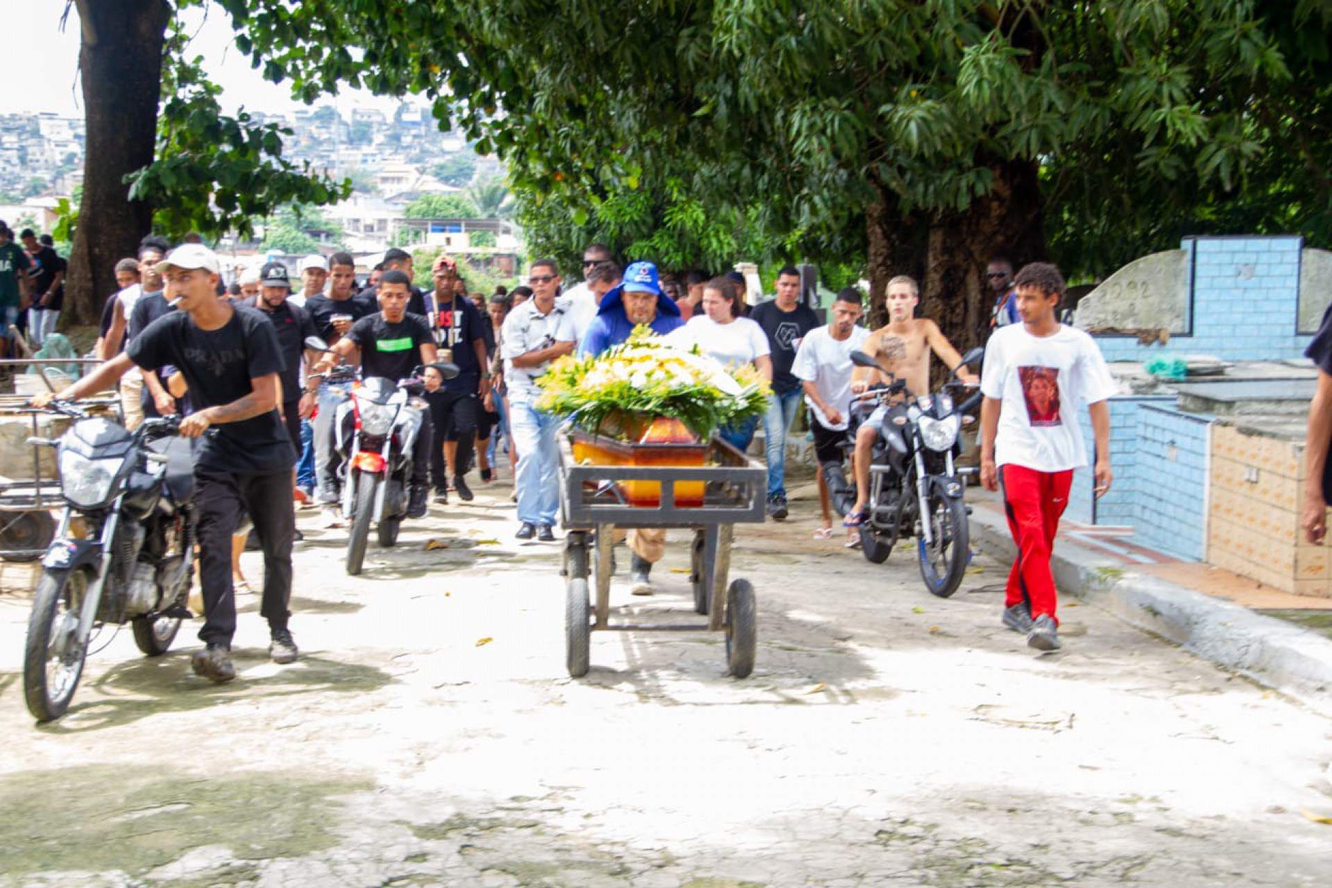 Sepultamento de Ryan Nascimento, 18 anos, no Cemitério de Ricardo de Albuquerque, na Zona Norte do Rio - Érica Martin/ Agência O Dia