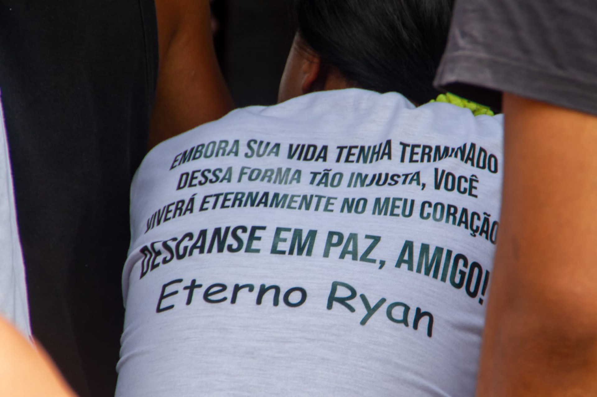 Sepultamento de Ryan Nascimento, 18 anos, no Cemitério de Ricardo de Albuquerque, na Zona Norte do Rio - Érica Martin/ Agência O Dia
