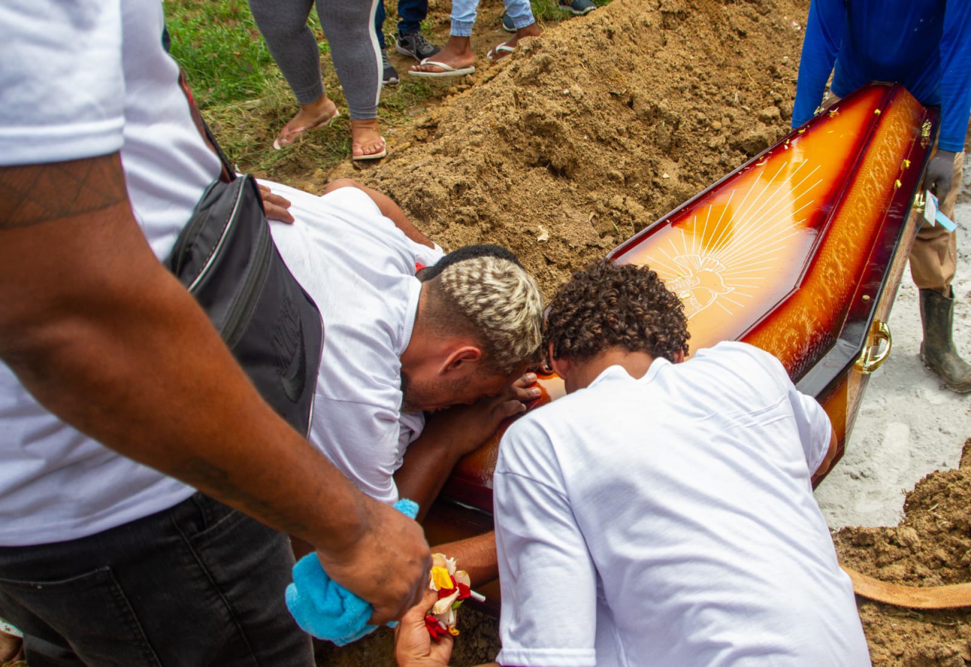 Sepultamento de Ryan Nascimento, 18 anos, no Cemitério de Ricardo de Albuquerque, na Zona Norte do Rio - Érica Martin/ Agência O Dia