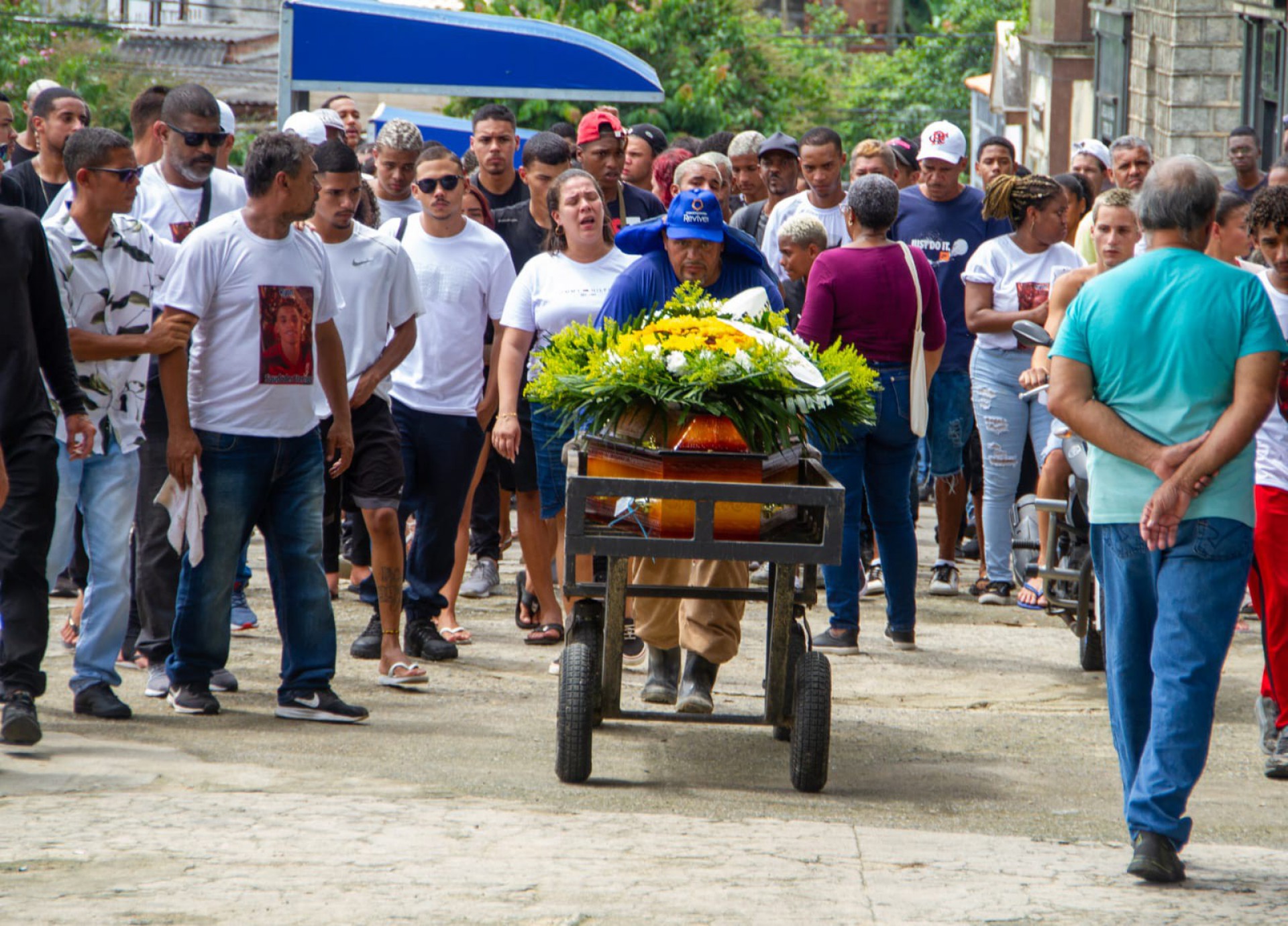 Sepultamento de Ryan Nascimento, 18 anos, no Cemitério de Ricardo de Albuquerque, na Zona Norte do Rio - Érica Martin/ Agência O Dia