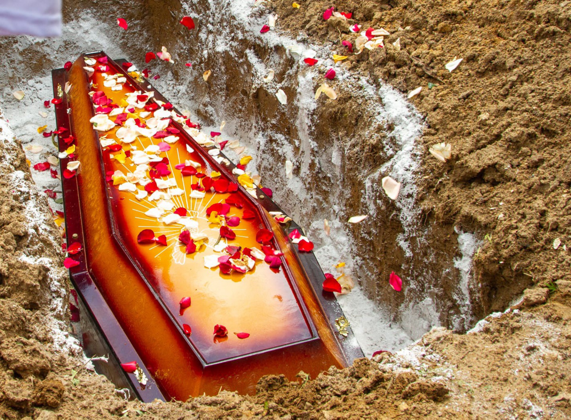 Sepultamento de Ryan Nascimento, 18 anos, no Cemitério de Ricardo de Albuquerque, na Zona Norte do Rio - Érica Martin/ Agência O Dia