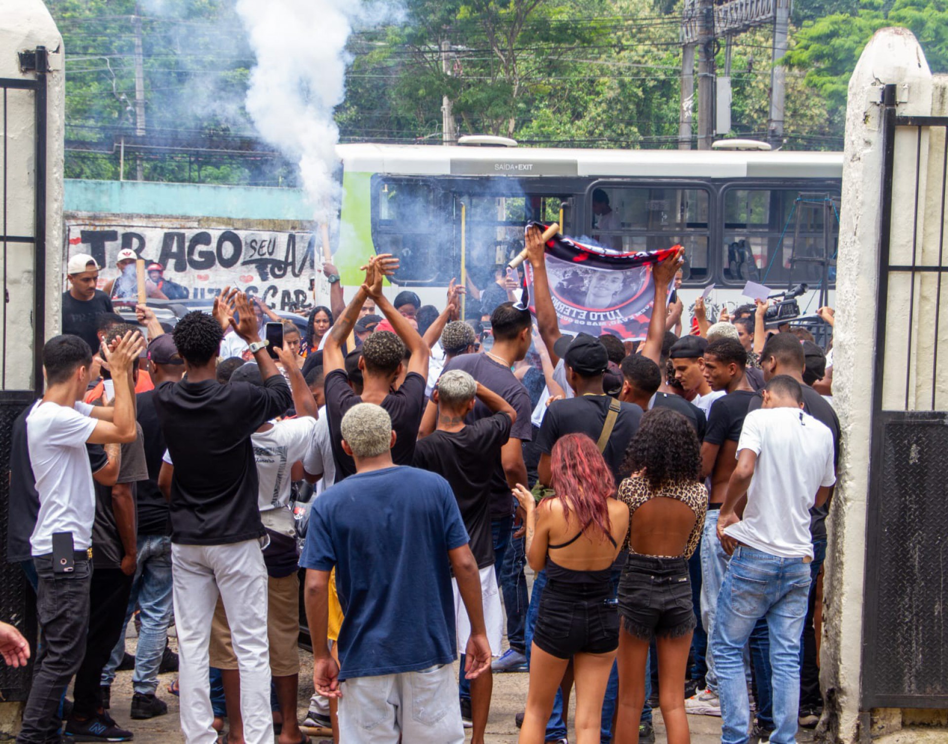 Sepultamento de Ryan Nascimento, 18 anos, no Cemitério de Ricardo de Albuquerque, na Zona Norte do Rio - Érica Martin/ Agência O Dia
