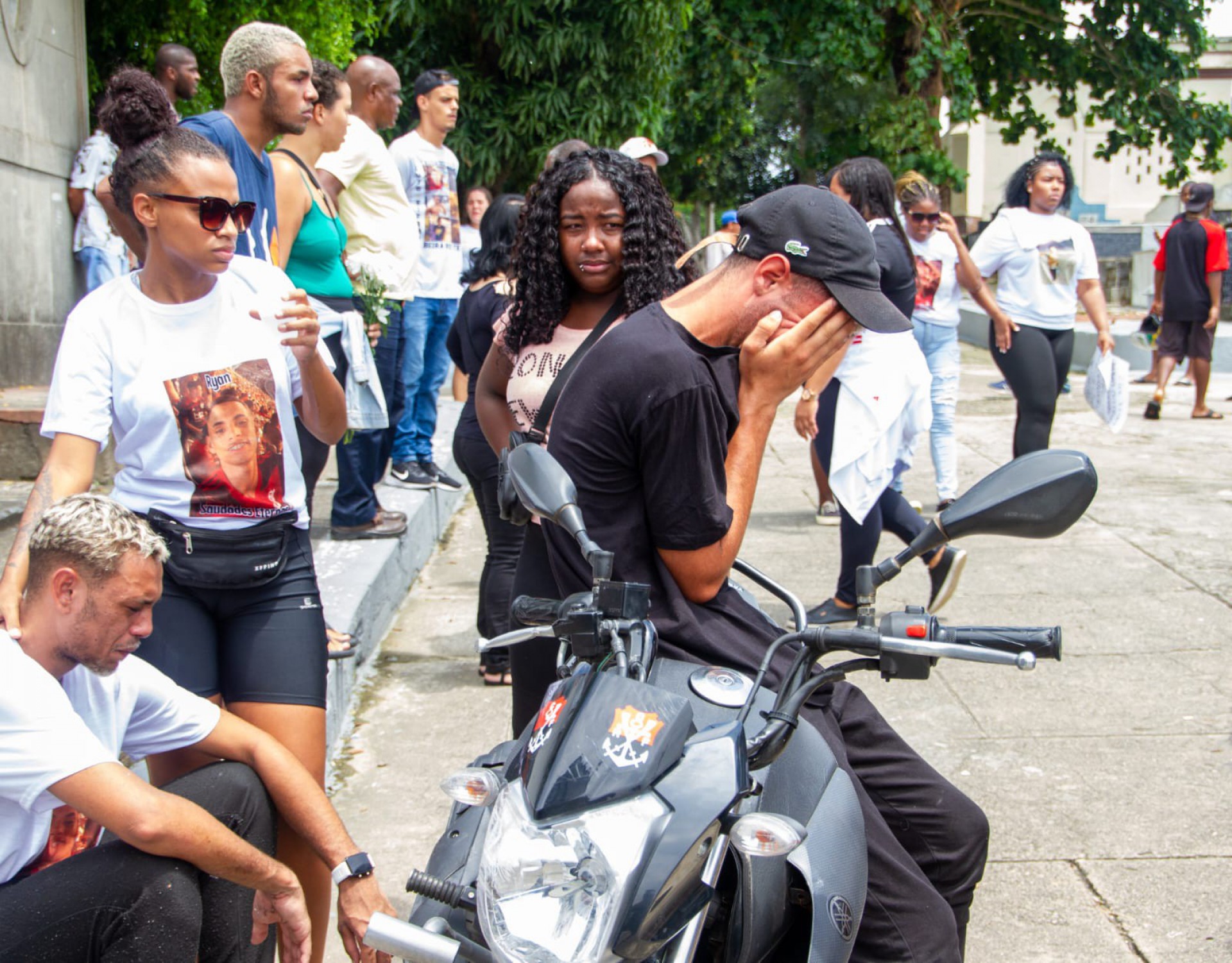 Sepultamento de Ryan Nascimento, 18 anos, no Cemitério de Ricardo de Albuquerque, na Zona Norte do Rio - Érica Martin/ Agência O Dia