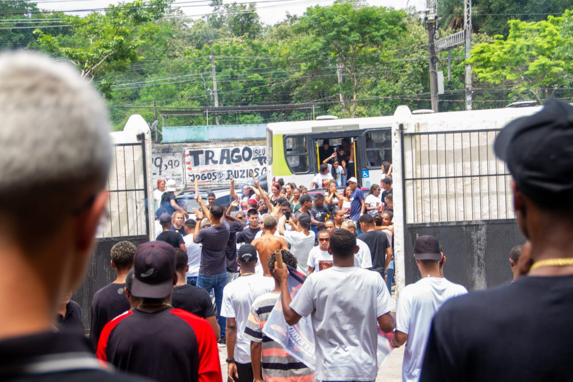 Sepultamento de Ryan Nascimento, 18 anos, no Cemitério de Ricardo de Albuquerque, na Zona Norte do Rio - Érica Martin/ Agência O Dia
