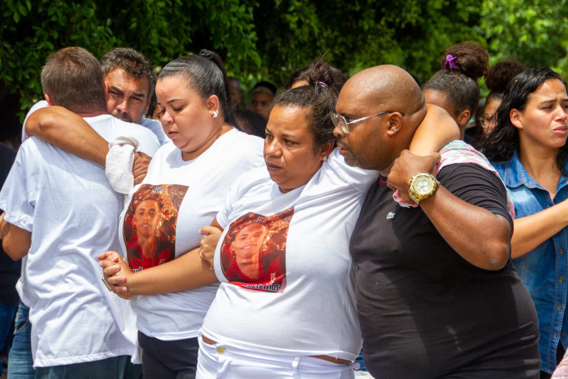 Sepultamento de Ryan Nascimento, 18 anos, no Cemitério de Ricardo de Albuquerque, na Zona Norte do Rio - Érica Martin/ Agência O Dia