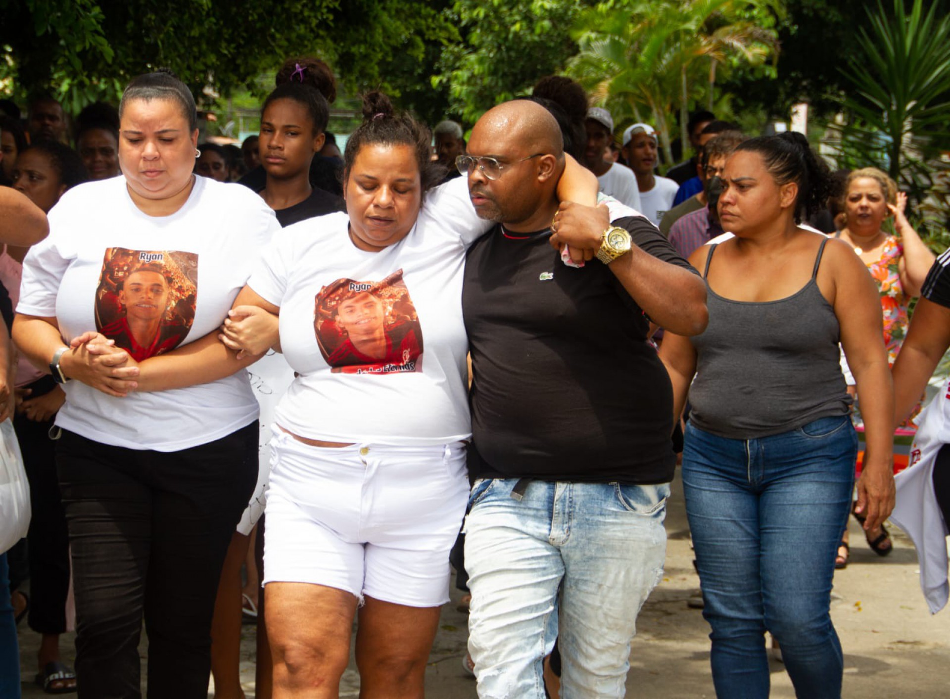 Sepultamento de Ryan Nascimento, 18 anos, no Cemitério de Ricardo de Albuquerque, na Zona Norte do Rio. Na foto, sendo amparada por parentes, Luciana Silva dos Santos, mãe de Ryan - Érica Martin/ Agência O Dia