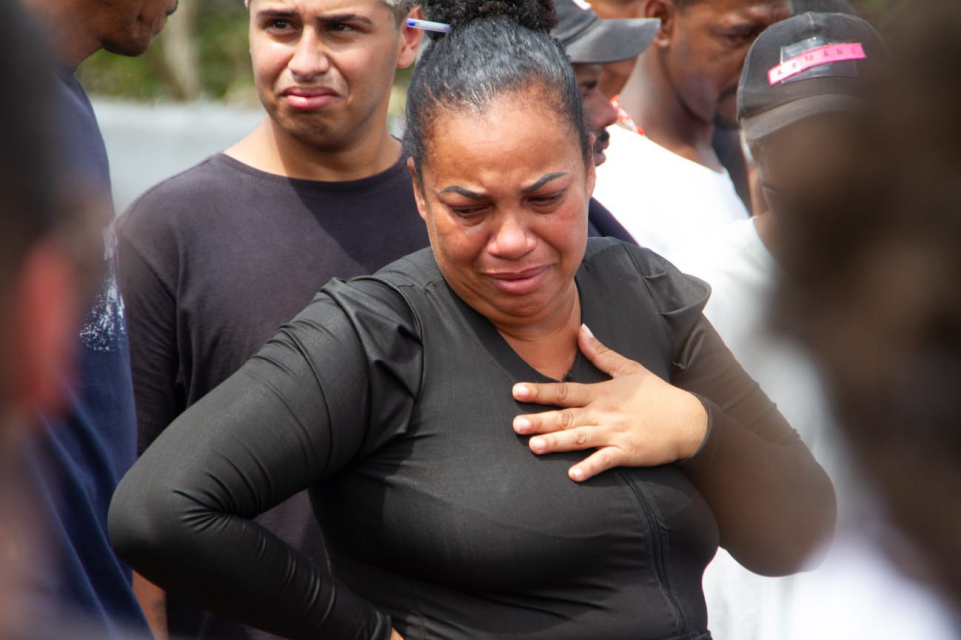 Sepultamento de Ryan Nascimento, 18 anos, no Cemitério de Ricardo de Albuquerque, na Zona Norte do Rio. Na foto, Alessandra Silva dos Santos, de 41 anos, tia de Ryan - Érica Martin/ Agência O Dia