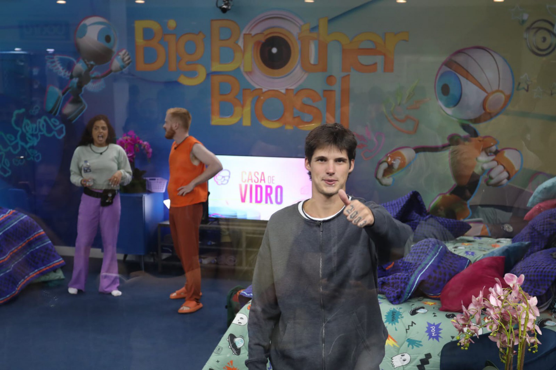 Participantes da casa de vidro do 'BBB 23' estão confinados em shopping da Zona Oeste do Rio; na imagem estão Gabriel, Paula e Manoel - Pedro Ivo / Agência O DIA