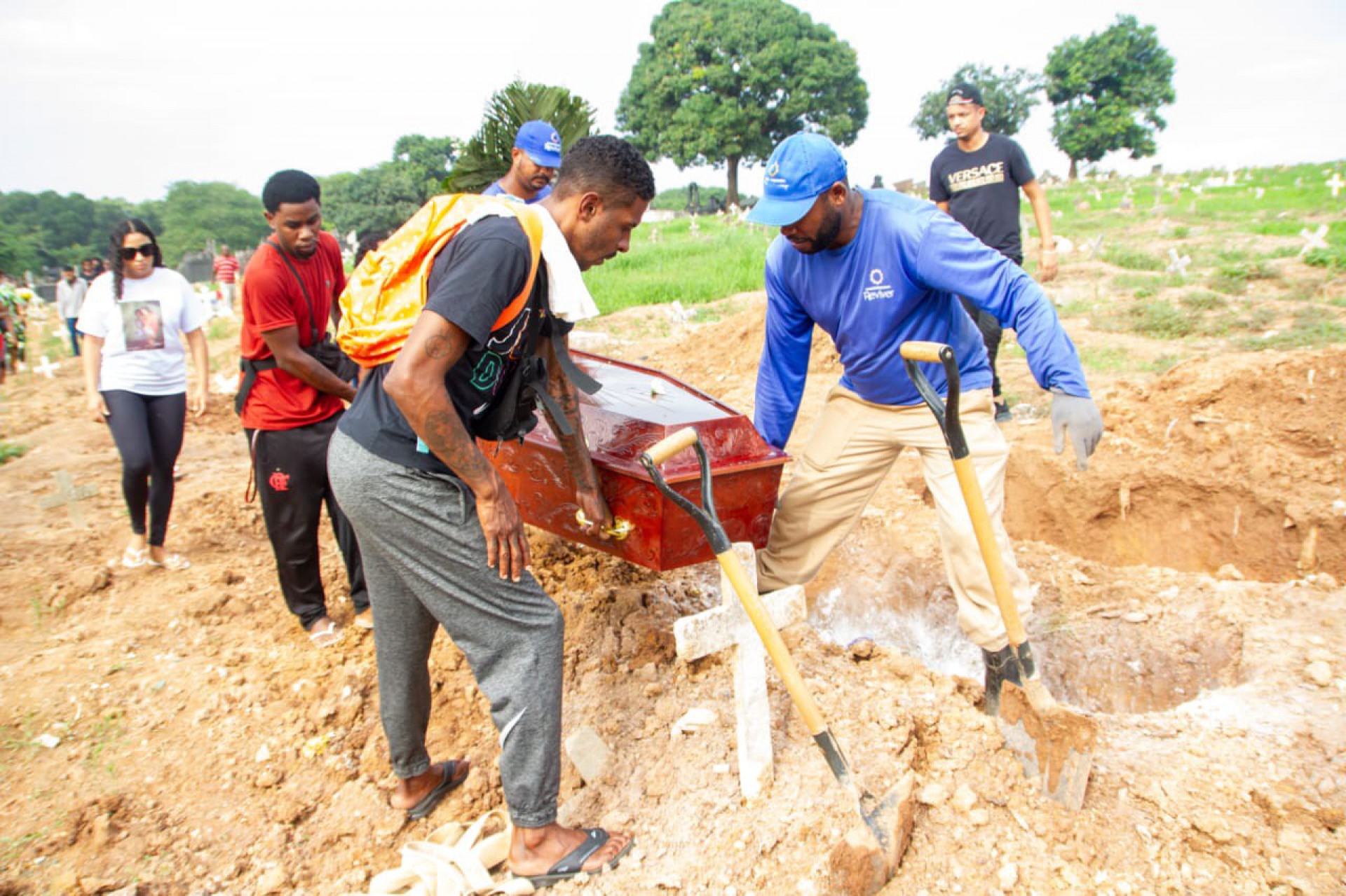 Enterro de Carmem Dias da Silva, de 29 anos, no Cemitério São Francisco Xavier, Zona Norte Rio. Moça foi vítima de feminicídio na comunidade da Rocinha - Érica Martin/Agência O Dia