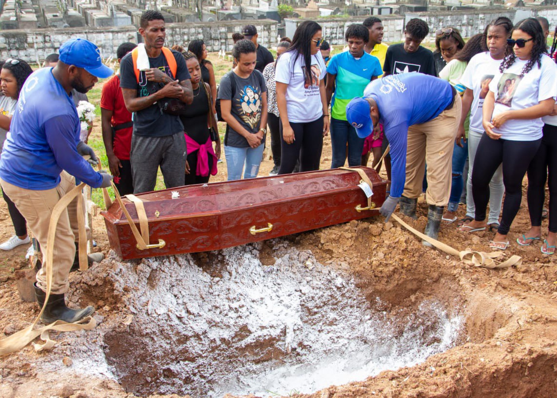 Enterro de Carmem Dias da Silva, de 29 anos, no Cemitério São Francisco Xavier, Zona Norte Rio. Moça foi vítima de feminicídio na comunidade da Rocinha - Érica Martin/Agência O Dia