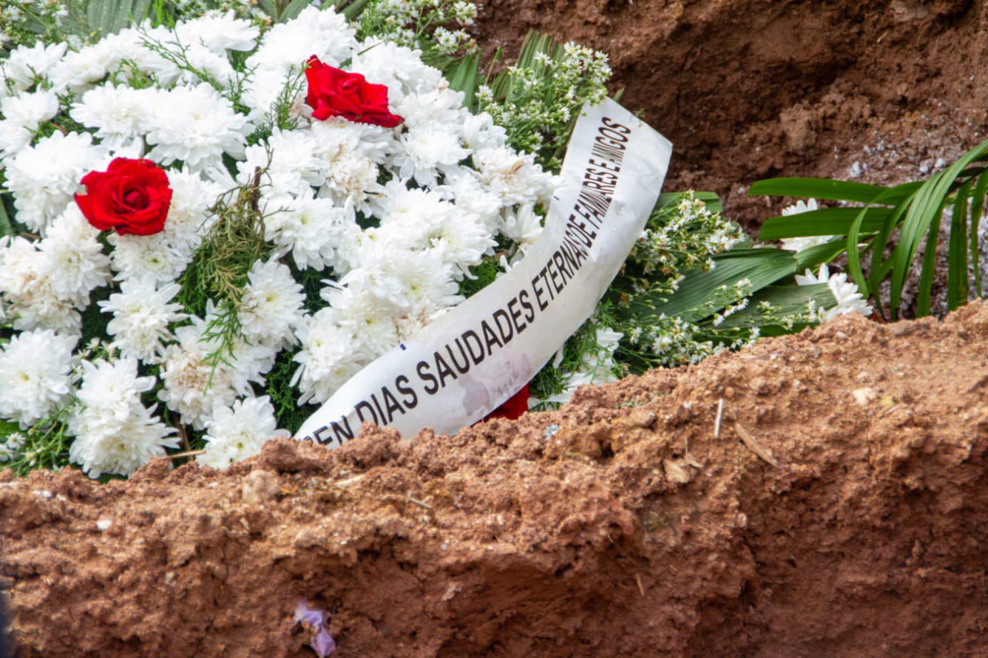 Enterro de Carmem Dias da Silva, de 29 anos, no Cemitério São Francisco Xavier, Zona Norte Rio. Moça foi vítima de feminicídio na comunidade da Rocinha - Érica Martin/Agência O Dia