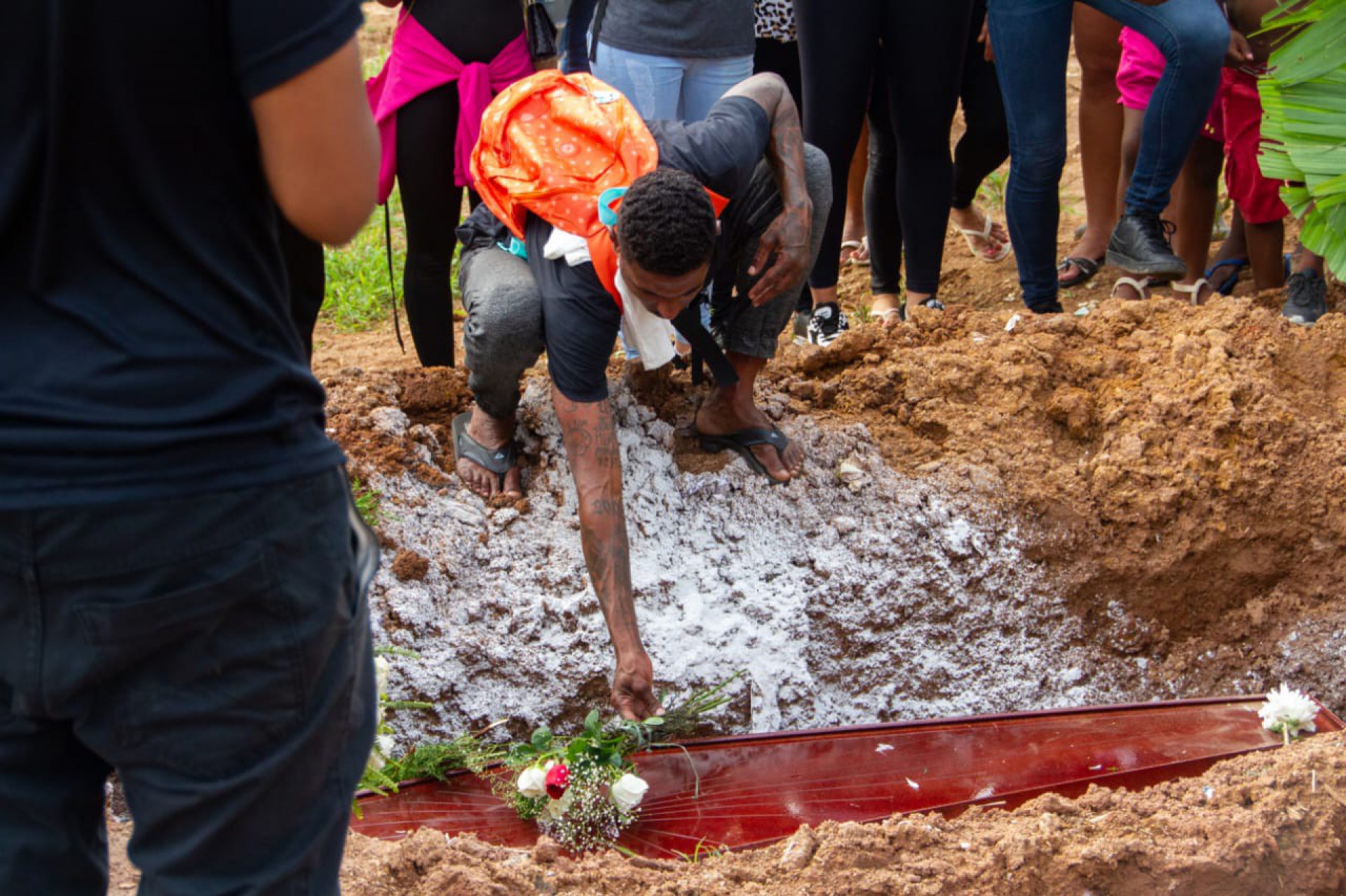 Enterro de Carmem Dias da Silva, de 29 anos, no Cemitério São Francisco Xavier, Zona Norte Rio. Moça foi vítima de feminicídio na comunidade da Rocinha - Érica Martin/Agência O Dia